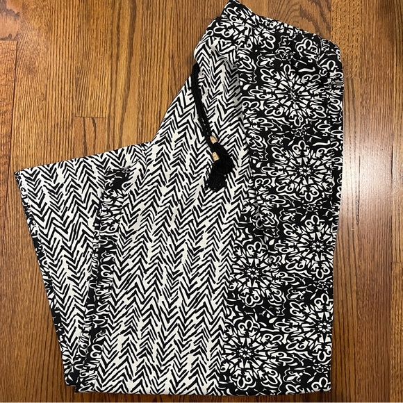 Chico's Black White Super Wide Leg Pant Geometric/Floral Pattern Size 2 or Large - Picture 1 of 9